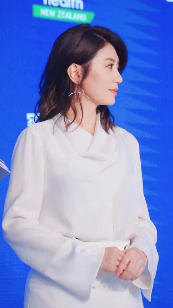 賈靜雯最新發(fā)型圖片，時尚變遷與個人觀點解析