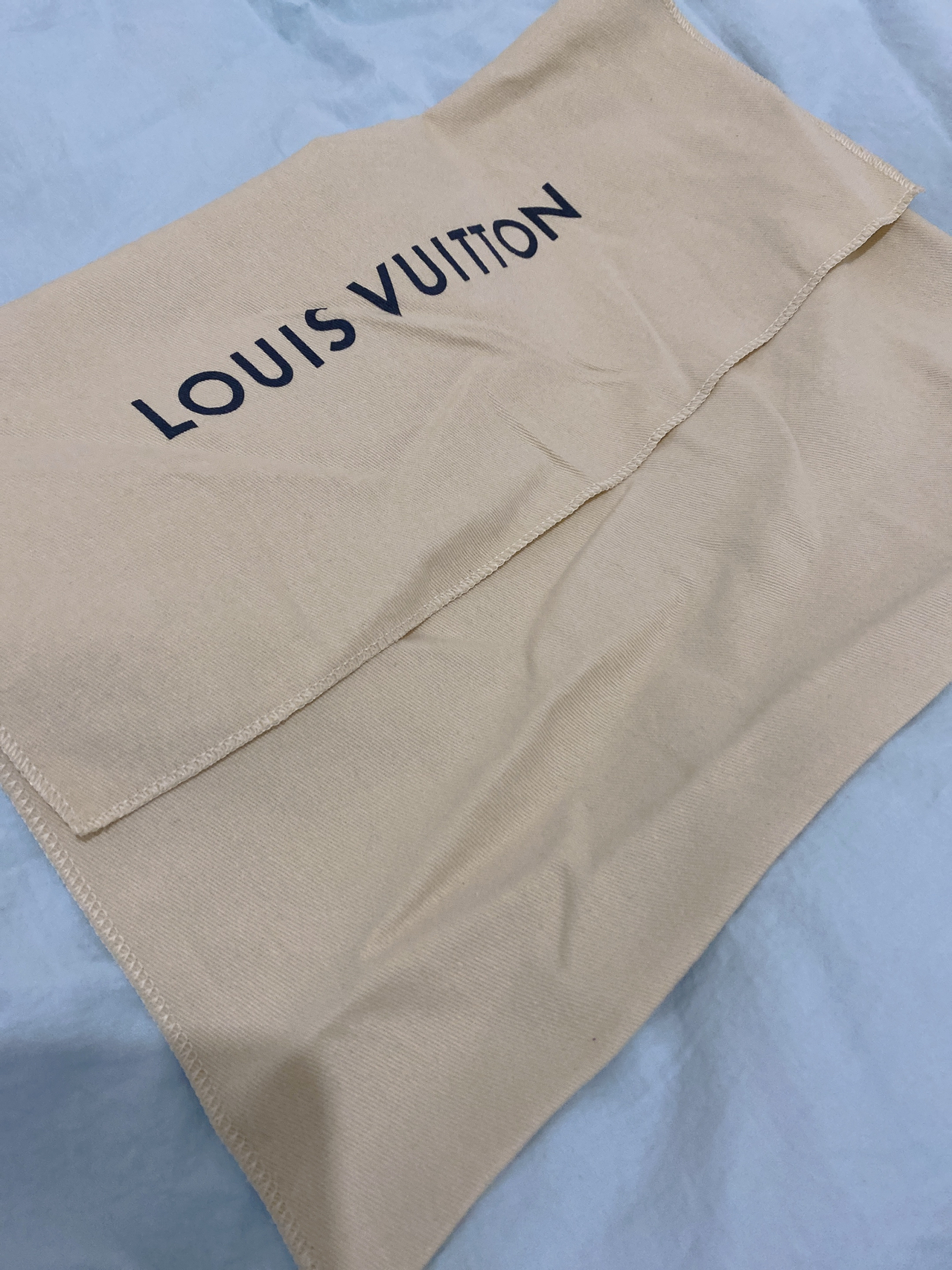 LV最新防塵袋，時(shí)尚界的秘密武器，保護(hù)你的珍貴物品不受塵埃侵?jǐn)_??