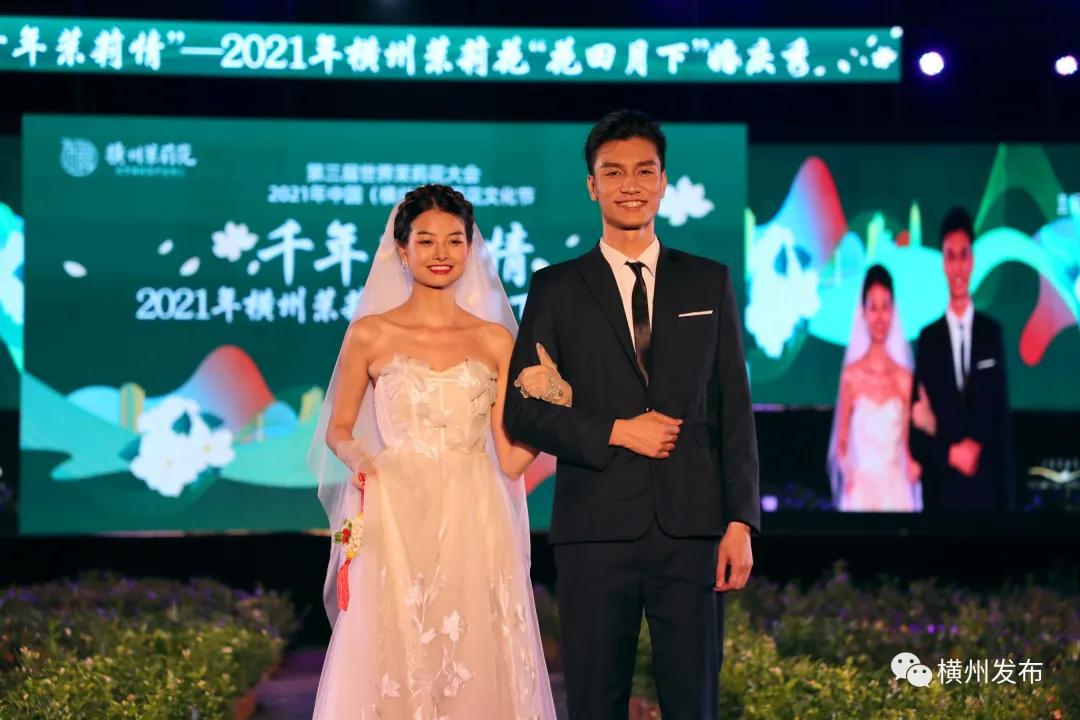 花田月下，友情的綻放與心靈的陪伴最新章節(jié)