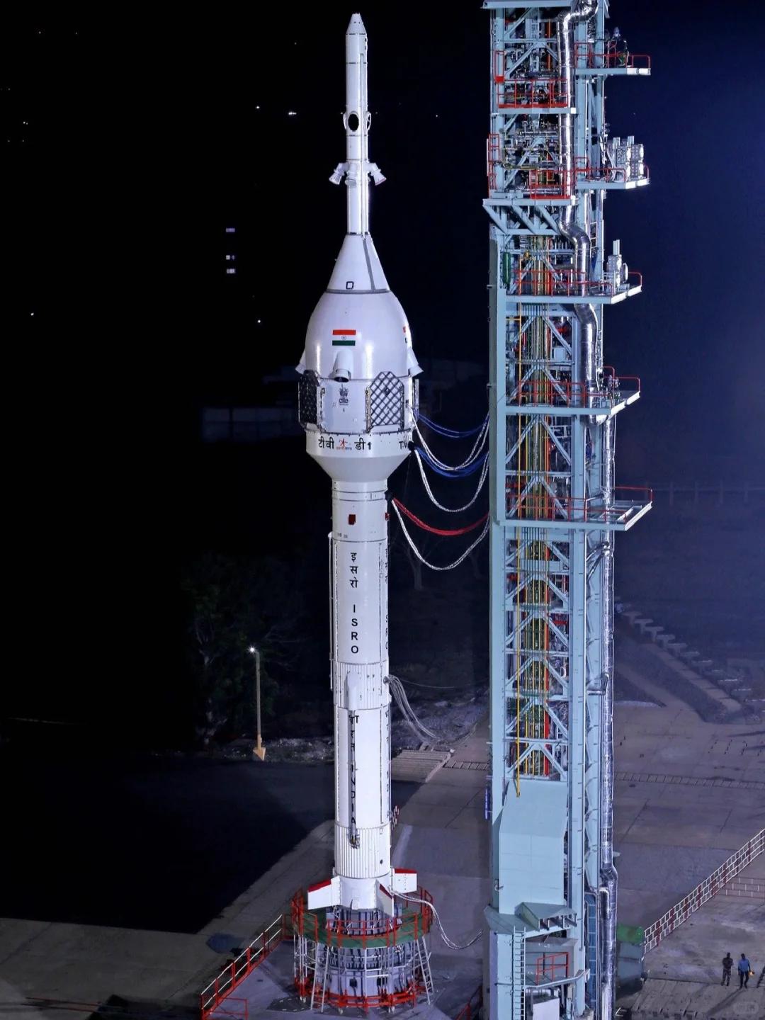 最新衛(wèi)星火箭，雙刃劍效應(yīng)下的發(fā)展觀點解析