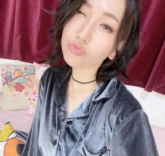 小巷深處的浪漫邂逅，佐山愛在愛情電影網(wǎng)中的故事