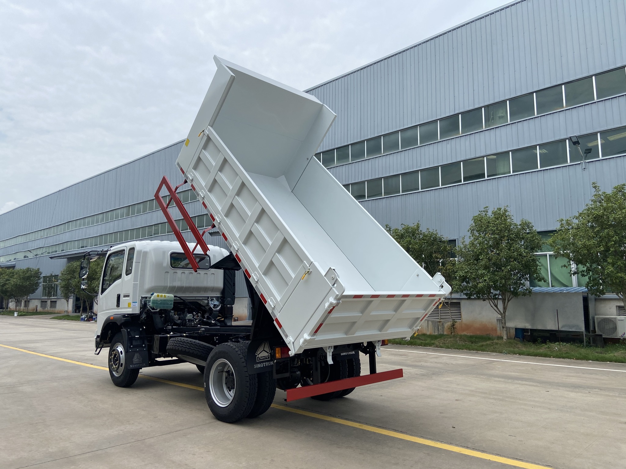 最新款自卸卡車，自然美景探索之旅的得力伙伴