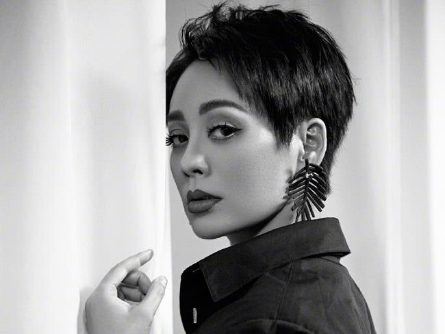 成旭演員，科技之光下的生活重塑者