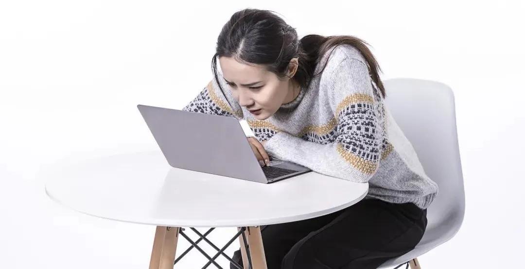 駝背男明星的人生舞臺(tái)，身體特征與星光熠熠的輝煌探索