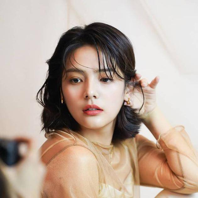 韓國年輕女演員引領(lǐng)科技潮流，未來高科技產(chǎn)品的魅力展示