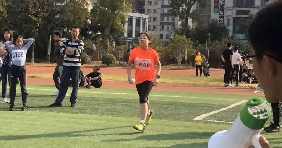 小蝸牛的田徑夢(mèng)，綠意盎然賽場(chǎng)上的奇遇之旅