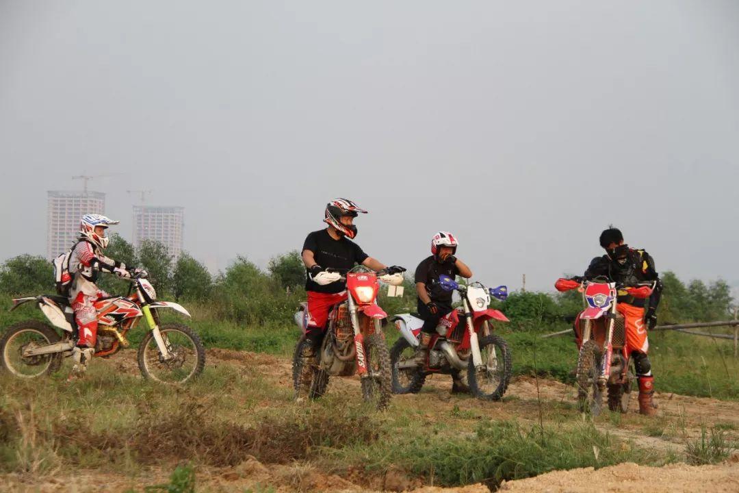 越野摩托車比賽，小巷中的熱血激情與神秘探險之旅