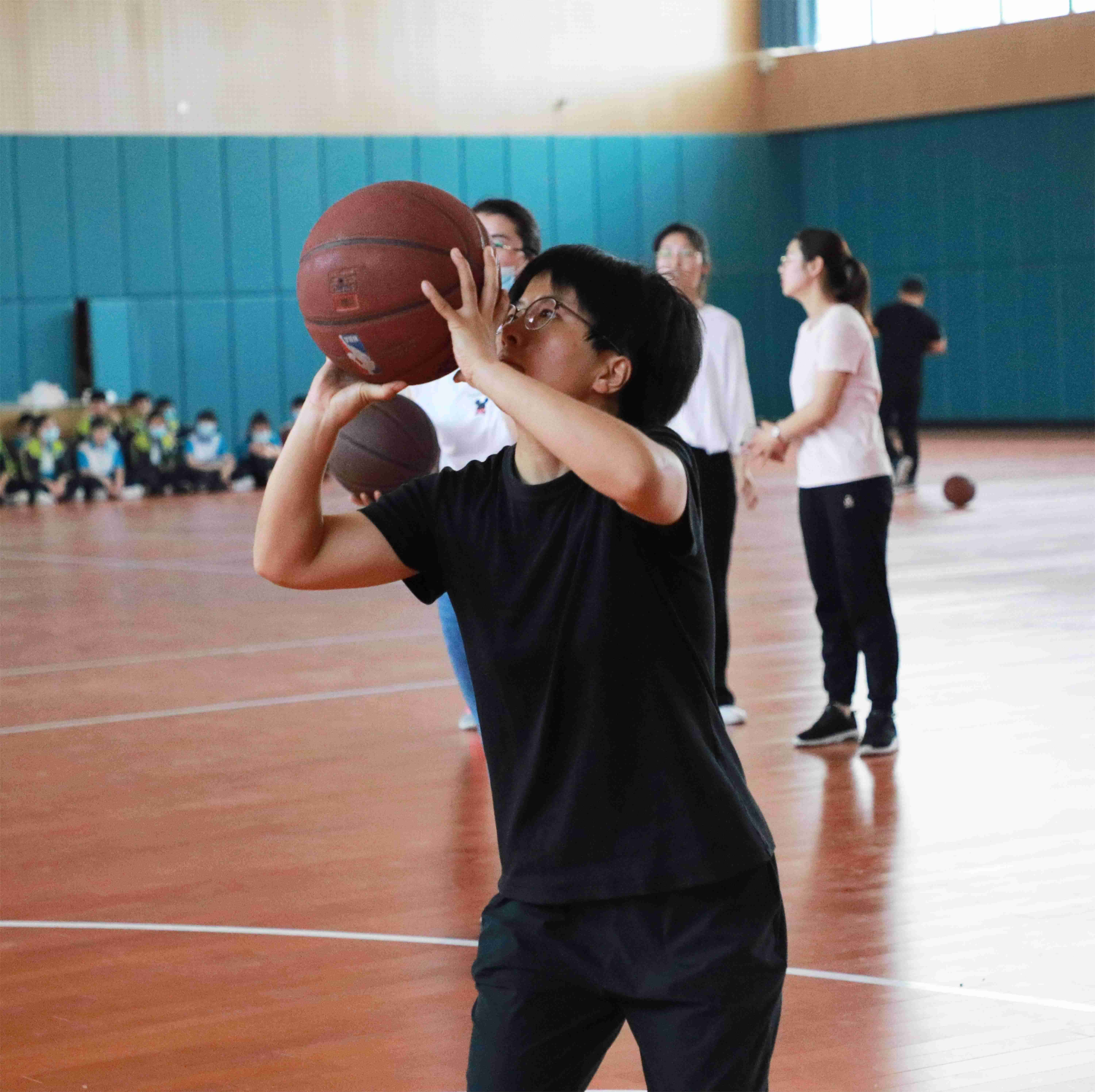 個(gè)人投籃比賽，班級(jí)競(jìng)技風(fēng)采展示