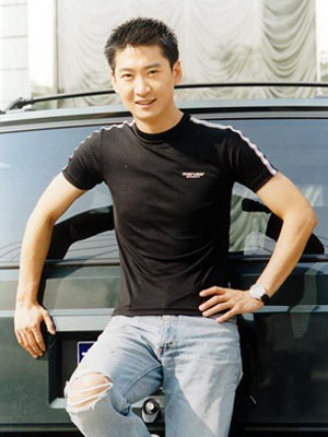 周杰最新動(dòng)態(tài)，城市溫馨日常與友情之旅的足跡