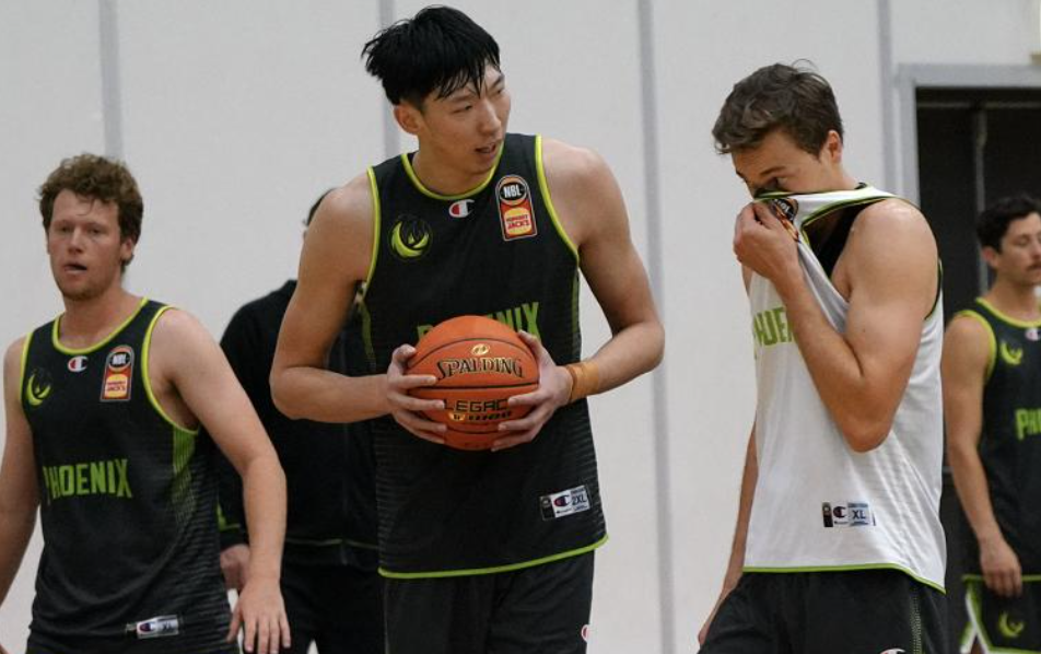 周琦最新視頻展現(xiàn)籃球巨星風(fēng)采！