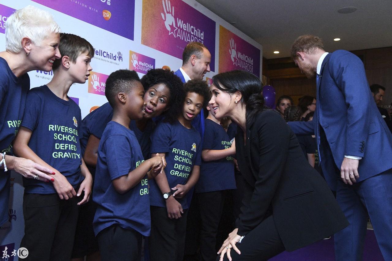 英國王妃凱特最新服裝引領(lǐng)時尚潮流，英倫風(fēng)尚再燃！