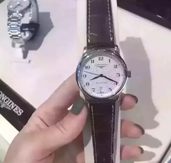 最新款浪琴，時尚與工藝的完美融合