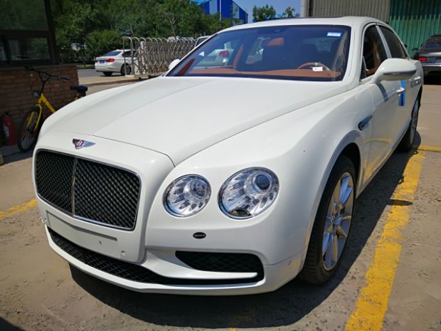 最新款賓利，奢華與科技的完美融合