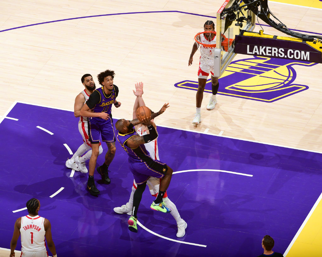 湖人火箭精彩集錦，科技巨獻(xiàn)，前所未有的籃球盛宴體驗(yàn)